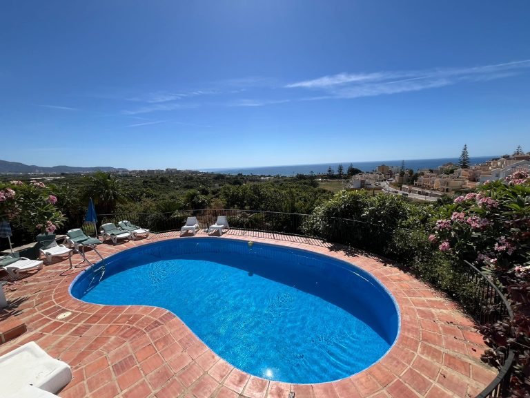 piscina de la finca con vista al mar